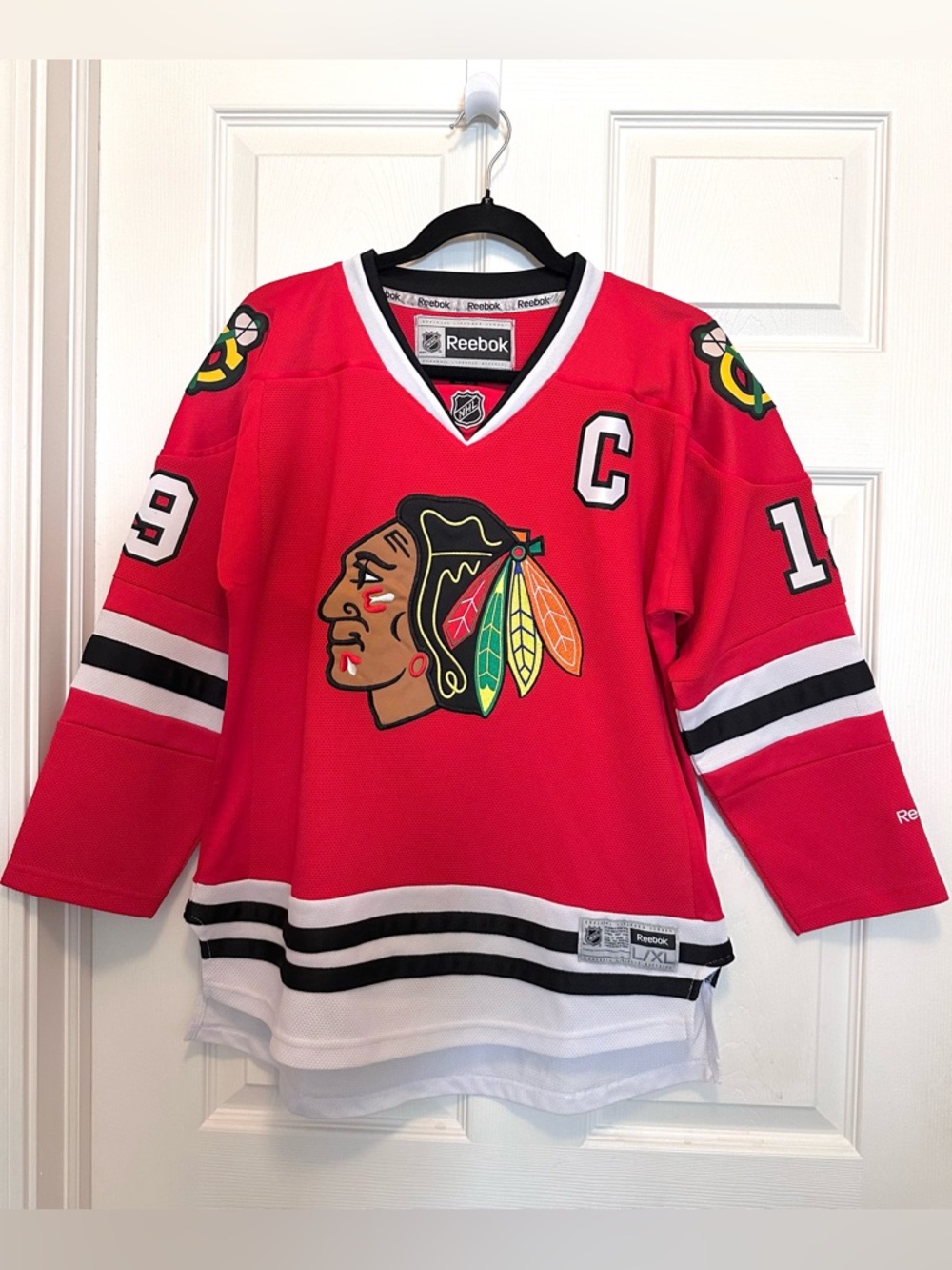 EUC Reebok Toews  Chicago Blackhawks Hockey Captain Jersey with Multicolor Crest